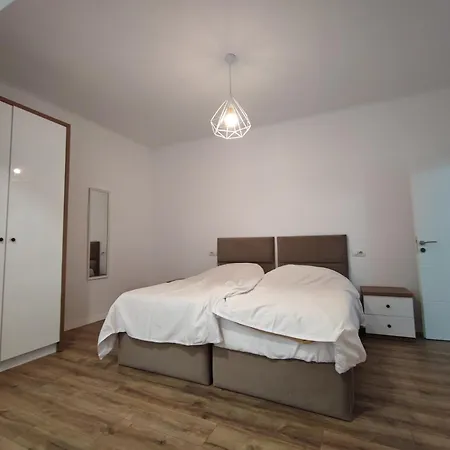 Spacious Modern 1 Bedroom *