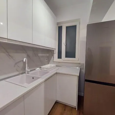 Spacious Modern 1 Bedroom *